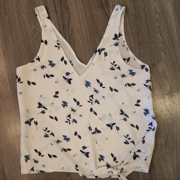 Women's White Patterned Sleeveless Blouse - Picture 2 of 3